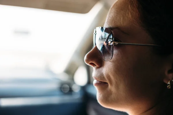 Girl face in sun glasses inside car — Stock Photo, Image