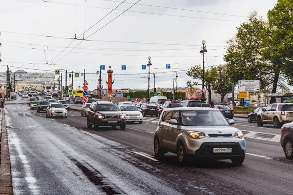 St.petersburg, russland - ca. mai 2017: stadtfahrzeuge in der nähe der einsiedelei, st. petersburg, stadtverkehr — Stockfoto