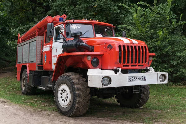 Voronej, Rusya, 8 Eylül 2017: Rus kırmızı kamyon itfaiyeci otomobil, yeşil ağaçlar arka plan