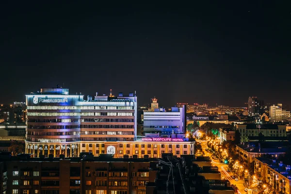 Voronezh, Rusia, Circa Septiembre 2017: edificio moderno en el centro de Voronezh - Romanovskiy, es un centro de negocios, el Mercure Hotel y restaurantes — Foto de Stock