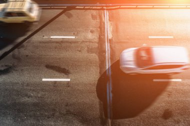 Hareket bulanıklığı güneş ışığı, hava görünümünü veya üstten görünüm otomobillerin asfalt yol üzerinde
