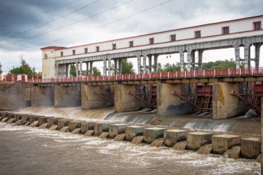 Hidro elektrik santrali üzerinde baraj ve su depo kapıları