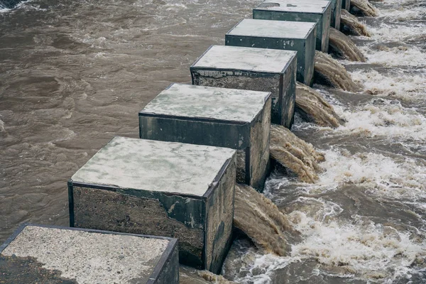 Eau se précipitant à travers le barrage — Photo