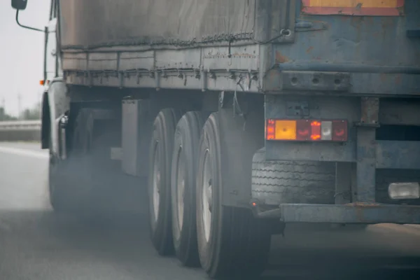Polusi udara dari pipa knalpot truk di jalan Stok Foto Bebas Royalti