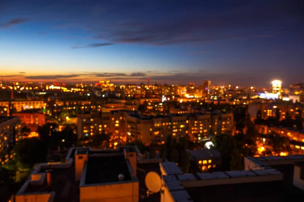 Ciudad nocturna, paisaje urbano bokeh, foto borrosa, fondo borroso de la ciudad — Foto de Stock