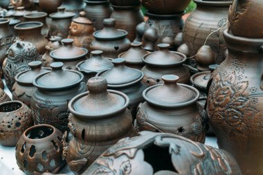 Potter'ın atölyesinde kil kaplar