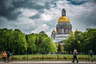 St. Petersburg, Rusya Federasyonu - Haziran 2017 yaklaşık: Saint Isaac Katedrali, St. Petersburg'un waterfront görünümünden Tapınak
