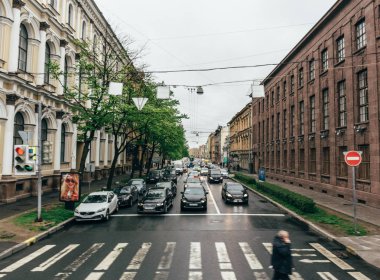 St. Petersburg, Rusya Federasyonu - Haziran 2017 yaklaşık: Güzel evler ve arabalar, bakış açısı çok St Petersburg merkezi olarak eski caddelerinden biri