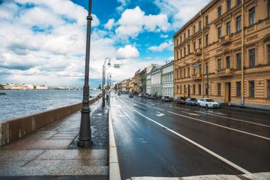 St Petersburg, Rusya Federasyonu - yaklaşık Haziran 2017: Bir yaz gününde yağmur sonra St. Petersburg set
