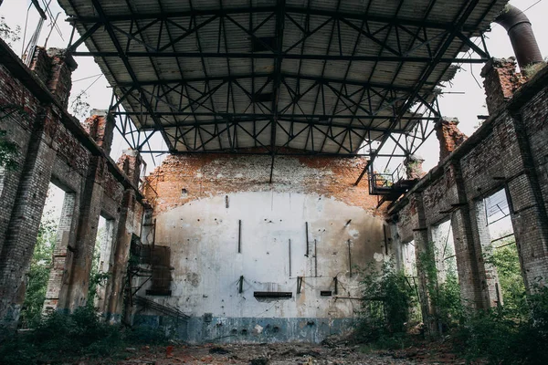 Destruído pela guerra abandonada armazém industrial — Fotografia de Stock