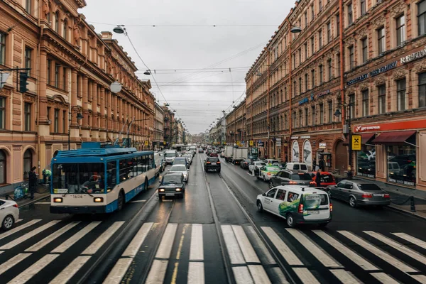 San Petersburgo, Rusia - Circa junio 2017: Una de las calles antiguas en el centro de San Petersburgo con hermosas casas y un montón de coches — Foto de Stock