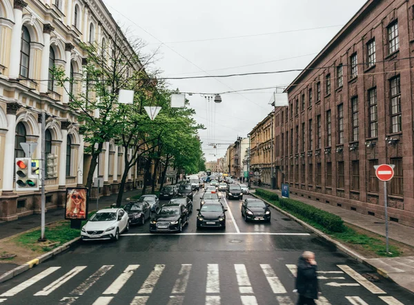 St. Petersburg, Rusland - Circa juni 2017: Een van de oude straten in het centrum van St. Petersburg met mooie huizen en veel auto's, perspectief — Stockfoto