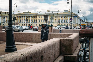 St. Petersburg, Rusya Federasyonu - Haziran 2017 yaklaşık: Kızlar polis üniforması üzerinde St. Petersburg çıkabilir