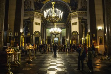 St. Petersburg, Rusya Federasyonu - Haziran 2017 yaklaşık: İç in Kazan Katedrali insanlarla. Kazan Katedrali, St. Petersburg en büyük Kilisesi biridir