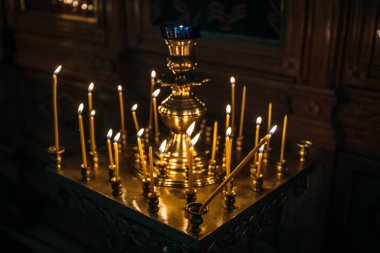 Koyu arka plan, seçici odak kilise mum