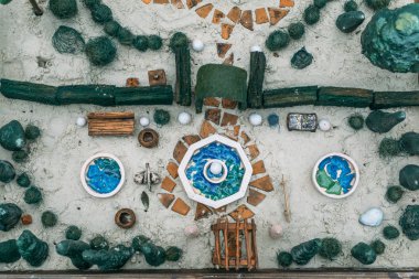 Kum terapisi. Oyuncak minyatür ağaçlar ve küçük bir kum kutusu manzarada unsurları Üstten Görünüm
