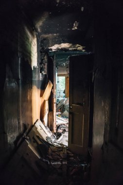 Yanmış yıkılmış konut yapı afet, savaş, deprem, kasırga veya diğer doğal tufan sonra karanlık koridorda