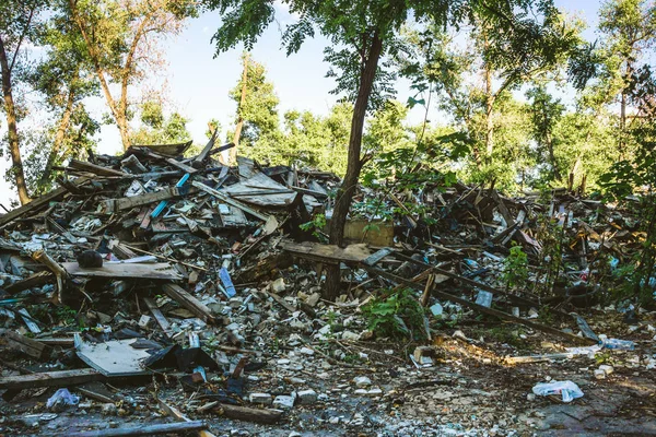 쓰레기, 건물, 망 집의 파편의 큰 더미는 전쟁, 지진, 허리케인의 결과로 사용할 수 있습니다. — 스톡 사진