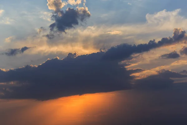 Blauer Himmel bei Sonnenuntergang und dramatische Wolken — Stockfoto