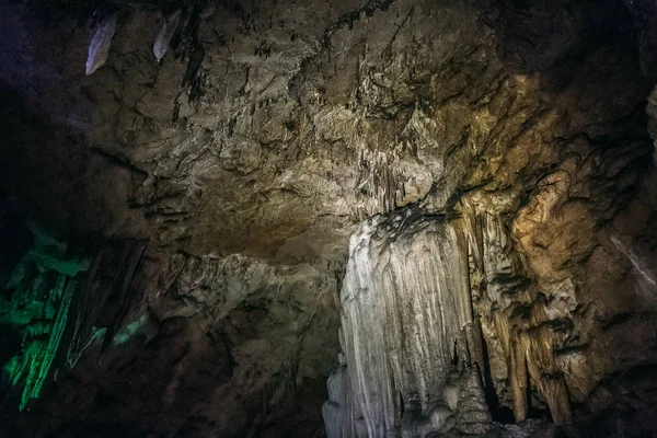 Tallados en roca en las paredes de una cueva subterránea —  Fotos de Stock