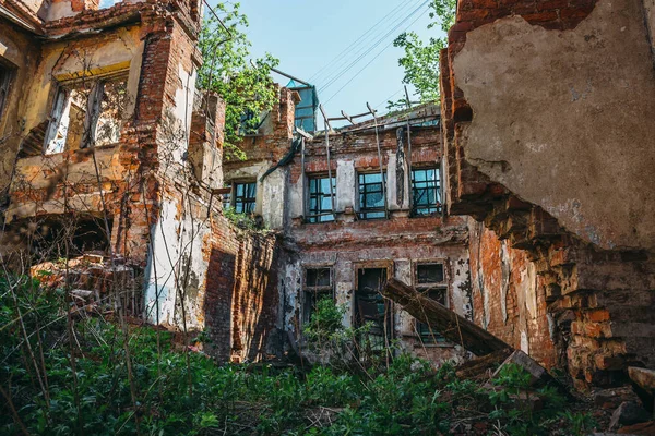 Dentro arruinado edifício da casa abandonada após desastre, guerra, terremoto ou outro cataclismo natural — Fotografia de Stock