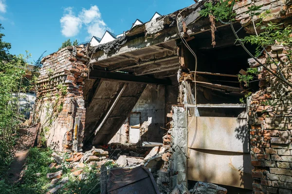 Construção de casas abandonadas em ruínas após desastre, guerra, terremoto — Fotografia de Stock