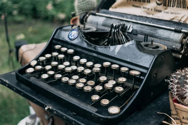 Starožitný psací stroj. Retro psací stroj stroj, Selektivní ostření — Stock fotografie