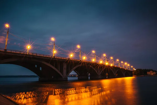 Puente Vogresovsky - puente automovilístico que conecta la orilla izquierda y los distritos Leninsky de la ciudad de Voronezh — Foto de Stock