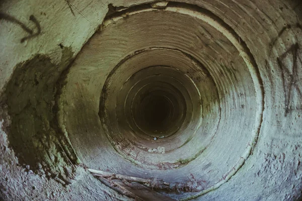 Внутри подземного канализационного тоннеля без воды — стоковое фото