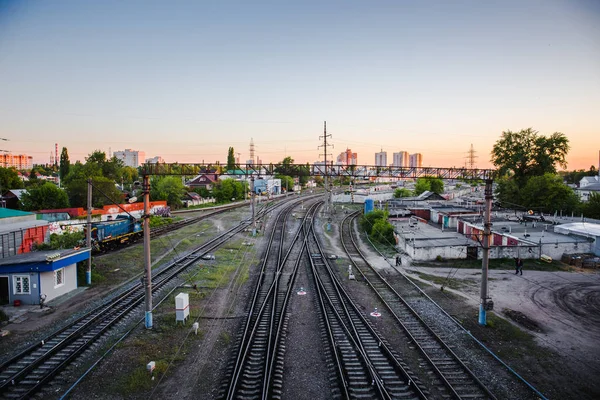 Železniční při západu slunce. Železniční stanice, průmyslové logistiky a dopravy koncepce pozadí — Stock fotografie