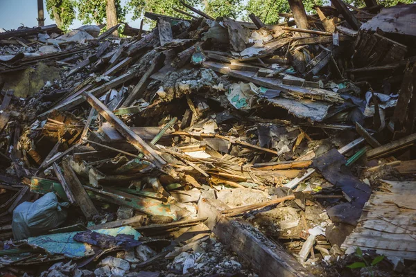Büyük çöp, bina, harabe bir ev, enkaz yığını savaş, deprem, kasırga sonuçları kullanılabilir