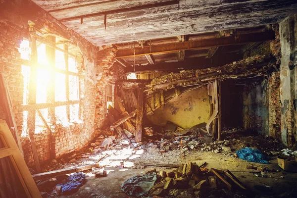 Inside ruined abandoned house building after disaster, war, earthquake, Hurricane or other natural cataclysm — Stock Photo, Image