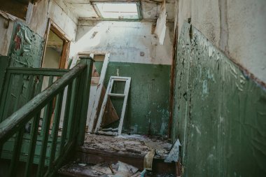 Yıkık ev içinde inşa afet, savaş, deprem, kasırga sonra