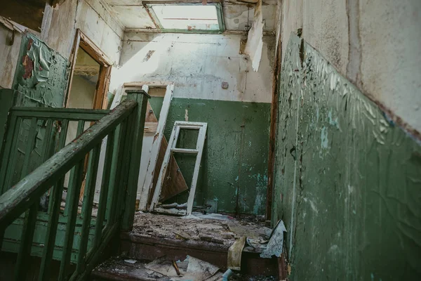 Yıkık ev içinde inşa afet, savaş, deprem, kasırga sonra