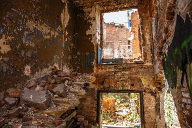 Eski terkedilmiş tuğla bina içinde yok deprem veya savaş, yıkık merdiven