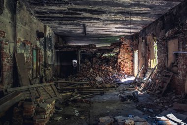 Afet, savaş, deprem sonra terk edilmiş konut yapı içinde harap