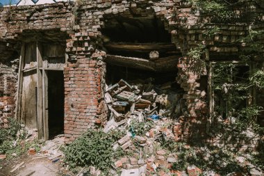 Terk edilmiş yıkık hortum, doğal afet ya da savaş tarafından yıkıldı
