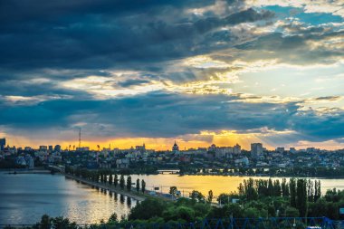 Dramatik günbatımı ve Voronezh'nin, su deposu Chernavsky köprüden sağ banka üzerinde kara bulutlar 