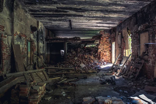 Di dalam bangunan rumah kosong yang hancur setelah bencana, perang, gempa bumi — Stok Foto