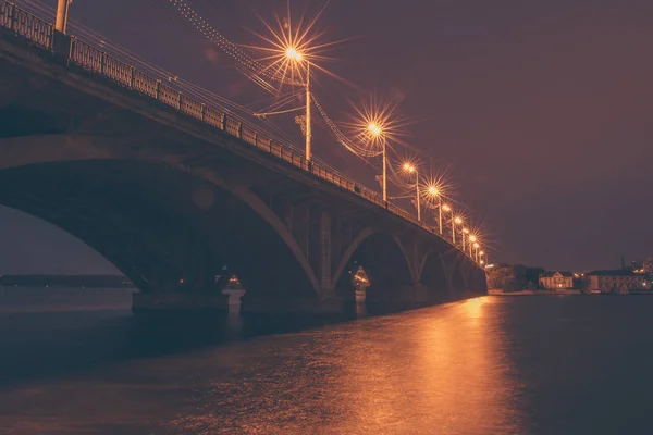 Puente Vogresovsky a través del río Voronezh por la noche, paisaje urbano oscuro — Foto de Stock