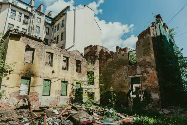Antigo edifício abandonado demolido destruído — Fotografia de Stock
