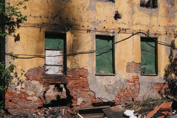 Duvar yıkıldı ve harap evin, doğal afet veya savaş ile yok