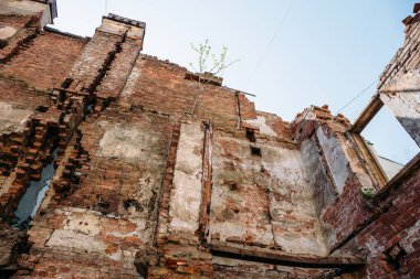 Eski terk edilmiş kırmızı tuğlalı ev harabe, deprem, savaş veya diğer doğal afet hasar gören çürüme enkaz yıkıldı