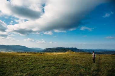 Güzel dağ manzarası. Yeşil tepeler ve mavi gökyüzü beyaz bulutlar ile