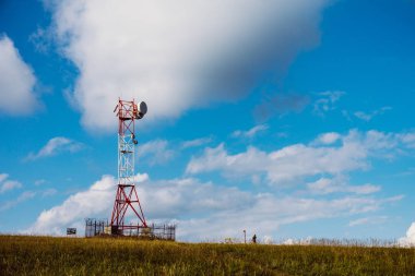 İletişim kulesi anten dağ Plato gökyüzü arka plan üzerinde 