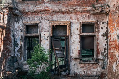 Kasırga depremi felaketi evi mahvetti.