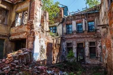 Eski terk edilmiş kırmızı tuğlalı ev harabe, deprem, savaş veya diğer doğal afet hasar gören çürüme enkaz yıkıldı