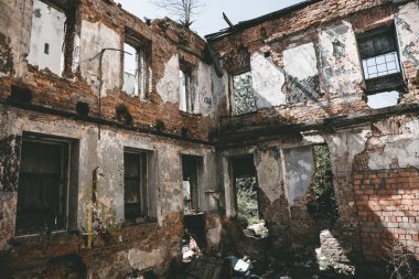 Eski terk edilmiş kırmızı tuğlalı ev harabe, deprem, savaş veya diğer doğal afet hasar gören çürüme enkaz yıkıldı