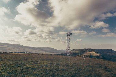 İletişim kulesi anten dağ Plato Alp arazi gökyüzü arka plan üzerinde