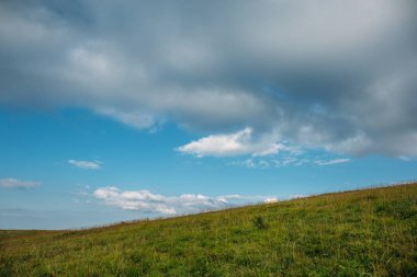 Güzel dağ manzarası. Yeşil tepeler ve mavi gökyüzü 